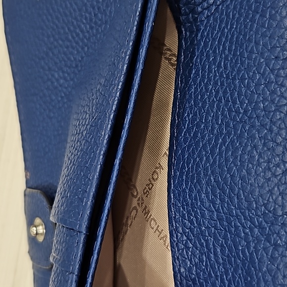 Michael Kors Wallet Crossbody - Picture 8 of 13